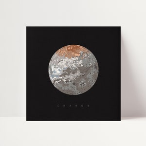 Könnte beinhalten: Eine Schwarzweißillustration von Charon, einem Mond des Pluto, auf schwarzem Hintergrund. Der Mond ist mit einer grauen und braunen Oberfläche dargestellt.
