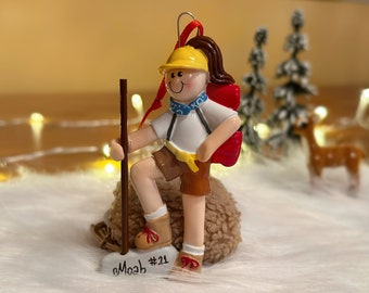 Ornement de Noël en céramique personnalisé Fille de randonnée, Décorations de camping