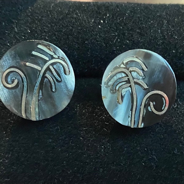 Small Round Earrings (back closure) hand made in Ecuador - Silver, cattle’s horn and stainless steel. Unique!!!