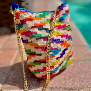 Shigra Arcoiris. Fully lined. Gold chain.
