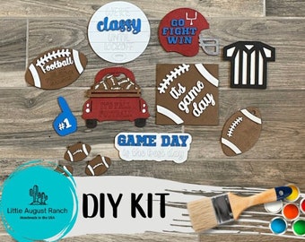 Puede incluir: Kit de bricolaje para decoraciones de día de partido de fútbol. El kit incluye recortes de madera de balones de fútbol, un camión de fútbol, un árbitro y letreros que dicen "Es el día del partido", "Vamos a luchar y ganar", "Somos elegantes hasta el saque inicial", y "El día del partido es el mejor día".