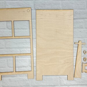 K&ouml;nnte beinhalten: Ein unfertiger Holz-Displayst&auml;nder mit vier quadratischen Regalen und einer separaten R&uuml;ckwand. Der St&auml;nder ist zum Zusammenbauen konzipiert und kann zum Ausstellen kleiner Gegenst&auml;nde verwendet werden.