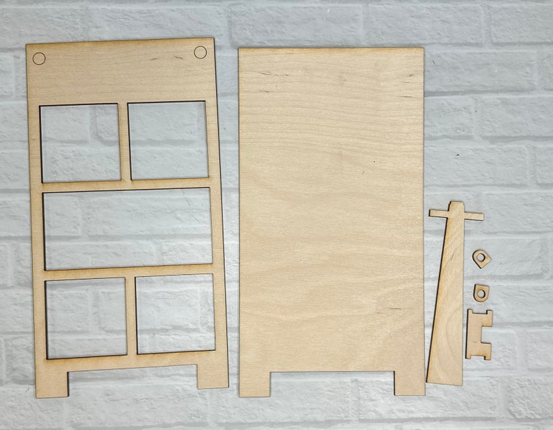 K&ouml;nnte beinhalten: Ein unfertiger Holz-Displayst&auml;nder mit vier quadratischen Regalen und einer separaten R&uuml;ckwand. Der St&auml;nder ist zum Zusammenbauen konzipiert und kann zum Ausstellen kleiner Gegenst&auml;nde verwendet werden.