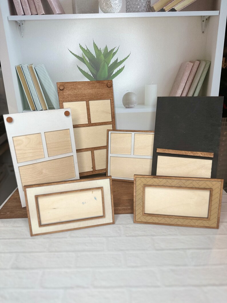 K&ouml;nnte beinhalten: Ein Set aus sechs Holzbilderrahmen in verschiedenen Gr&ouml;&szlig;en und Stilen. Die Rahmen sind alle aus Naturholz gefertigt und haben einen rustikalen Look. Einige Rahmen haben ein schlichtes Design, w&auml;hrend andere kompliziertere Details aufweisen. Die Rahmen sind auf einer wei&szlig;en Ziegelstein-Oberfl&auml;che angeordnet.