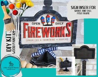Puede incluir: Kit de bricolaje para un letrero de madera que dice "Fuegos artificiales" con acentos rojo, blanco y azul. El letrero está decorado con fuegos artificiales y las palabras "Abierto" y "Diario". El kit incluye pintura e instrucciones. El letrero está diseñado para adaptarse a un marco de poste corto o alto.