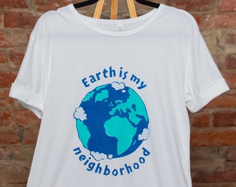 T-shirt de terre de quartier peint à la bombe à la main, art au pochoir, chemise environnementale, t-shirt peint à la main, chemise de changement climatique, t-shirt de terre