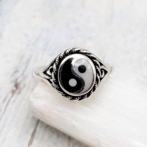 Sizes 4 to 10 / 925 Sterling Silver Oxidized YIN YANG Stone Ring / Black Agate Gemstone & Mother of Pearl, Balance Healing Gemstone Ring