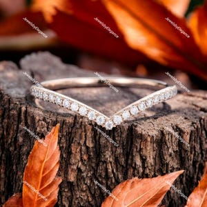 Alliance en moissanite incurvée en forme de V / Alliance durable pour femme / Bague en diamant simulé / Alliance en moissanite à chevrons pour elle