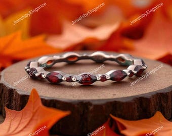 Marquise röd granat alliansring - 14K roséguldsstapelring