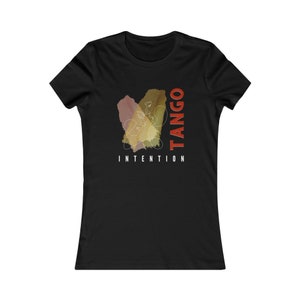 Puede incluir: Camiseta negra para mujer con un gráfico de una pareja bailando tango. El gráfico está en tonos de marrón, amarillo y rojo. El texto "TANGO INTENTION" está impreso en blanco debajo del gráfico.