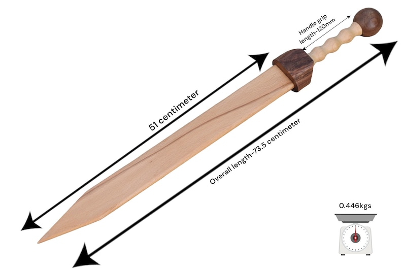 K&ouml;nnte beinhalten: Ein Holzschwert mit einem braunen Griff und einem runden Knauf am Ende. Das Schwert ist 51 Zentimeter lang und die Gesamtl&auml;nge betr&auml;gt 73,5 Zentimeter. Das Schwert wiegt 0,446 Kilogramm.