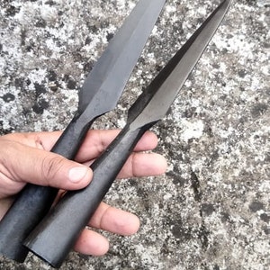 Set med 2 handsmidda dekorativa spjutspetsar i vikingastil – Replika av kolstål bild 6