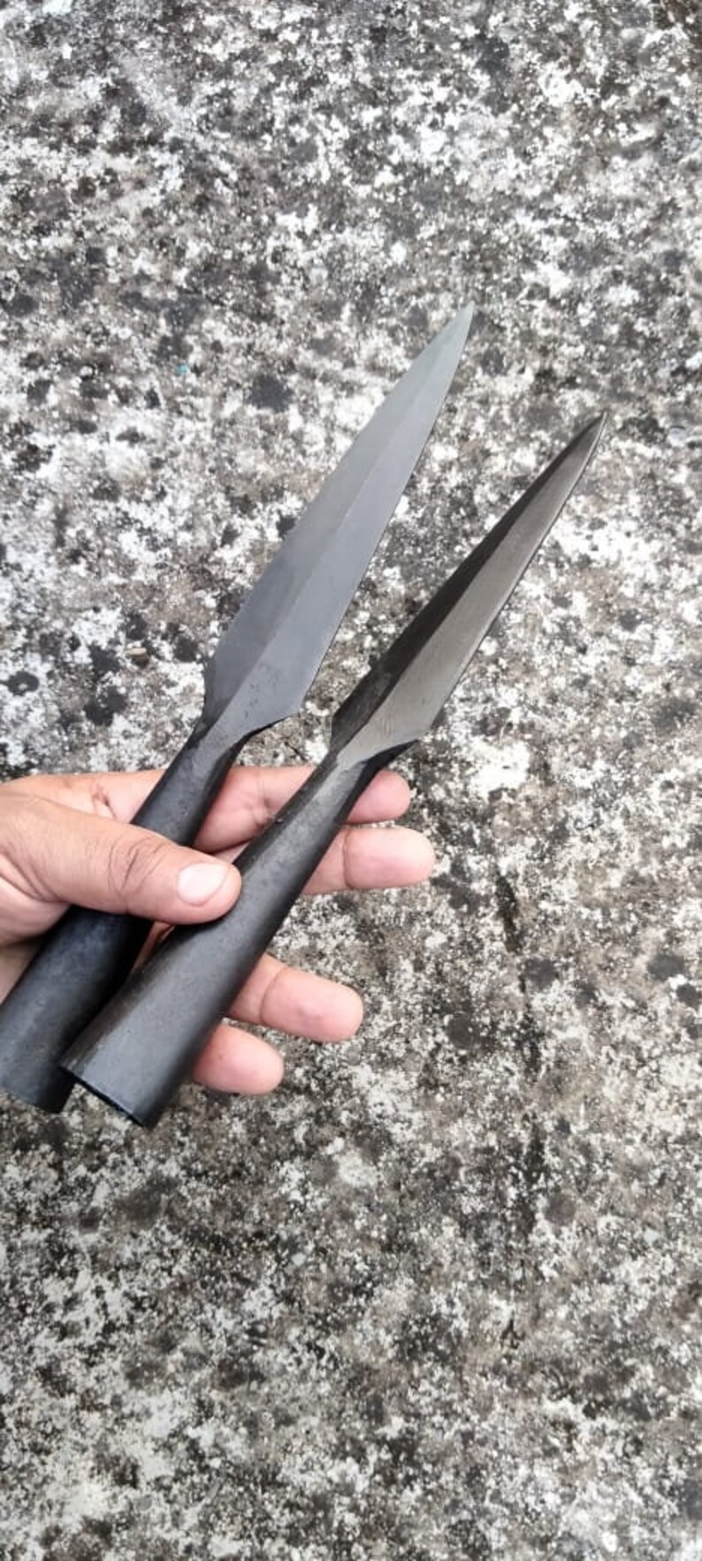 Set med 2 handsmidda dekorativa spjutspetsar i vikingastil – Replika av kolstål bild 6