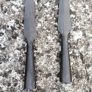 Set med 2 handsmidda dekorativa spjutspetsar i vikingastil – Replika av kolstål bild 4