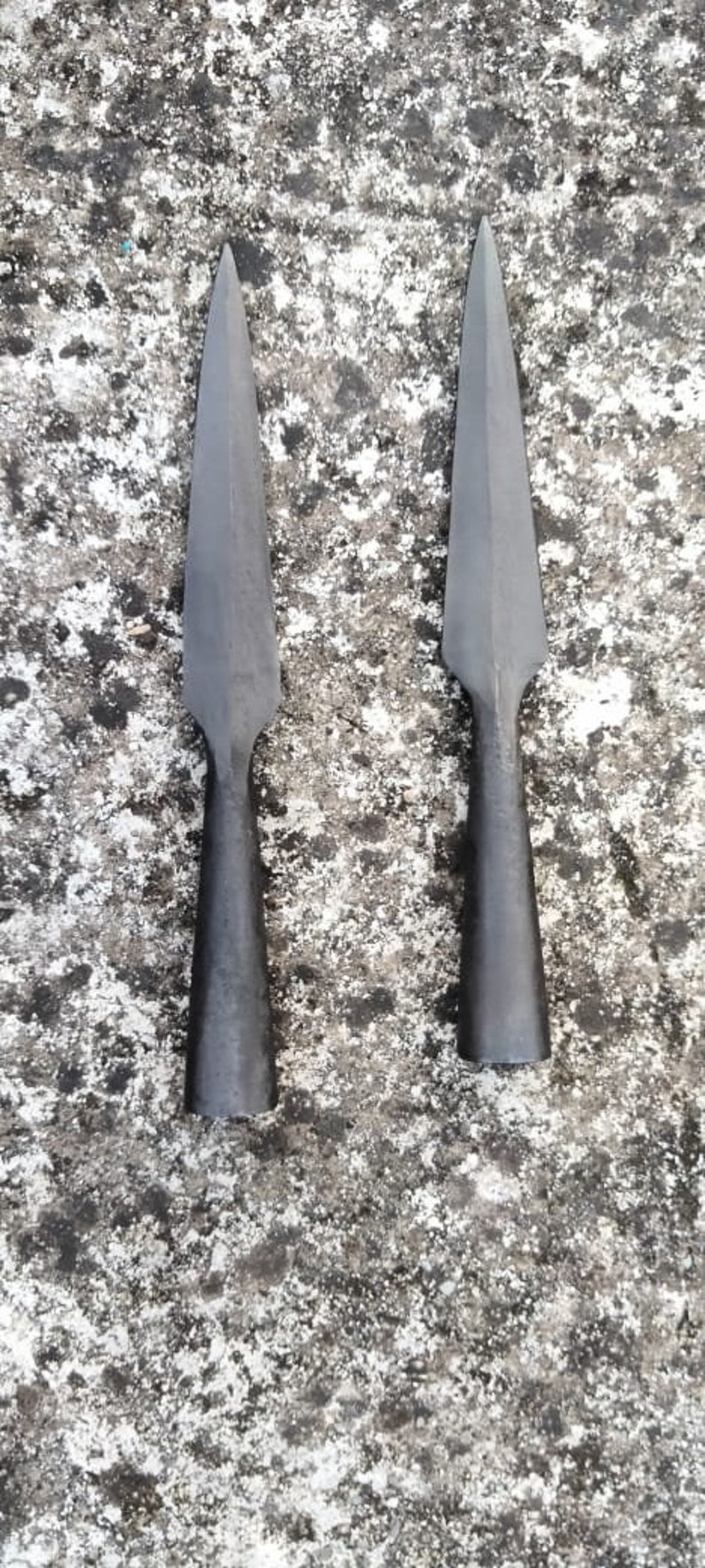 Set med 2 handsmidda dekorativa spjutspetsar i vikingastil – Replika av kolstål bild 4