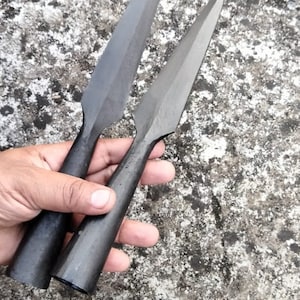 Set med 2 handsmidda dekorativa spjutspetsar i vikingastil – Replika av kolstål bild 1