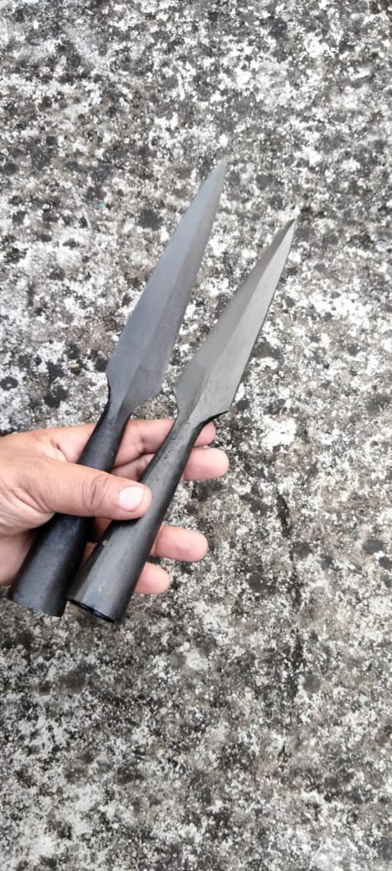 Set med 2 handsmidda dekorativa spjutspetsar i vikingastil – Replika av kolstål bild 1