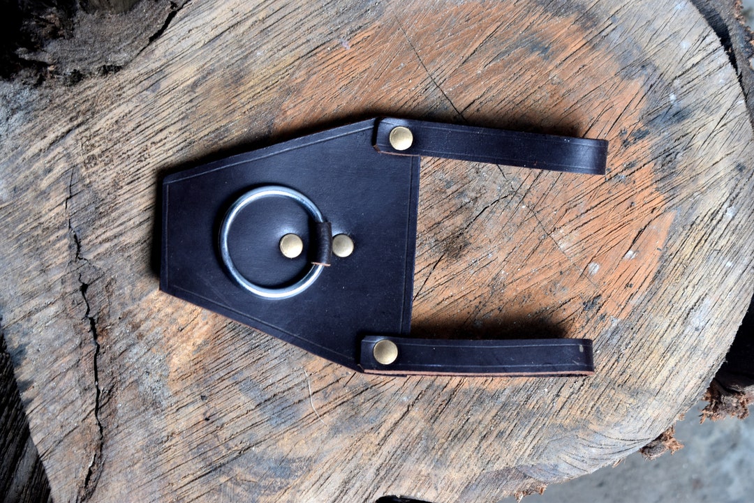 Medieval Leather Axe Holder Belt Frog With Steel Ring. Construction