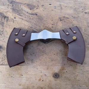 Objeto de arte con forma de cabeza de hacha doble – Pieza de decoración rústica hecha a mano – Exhibición de pared estilo vikingo