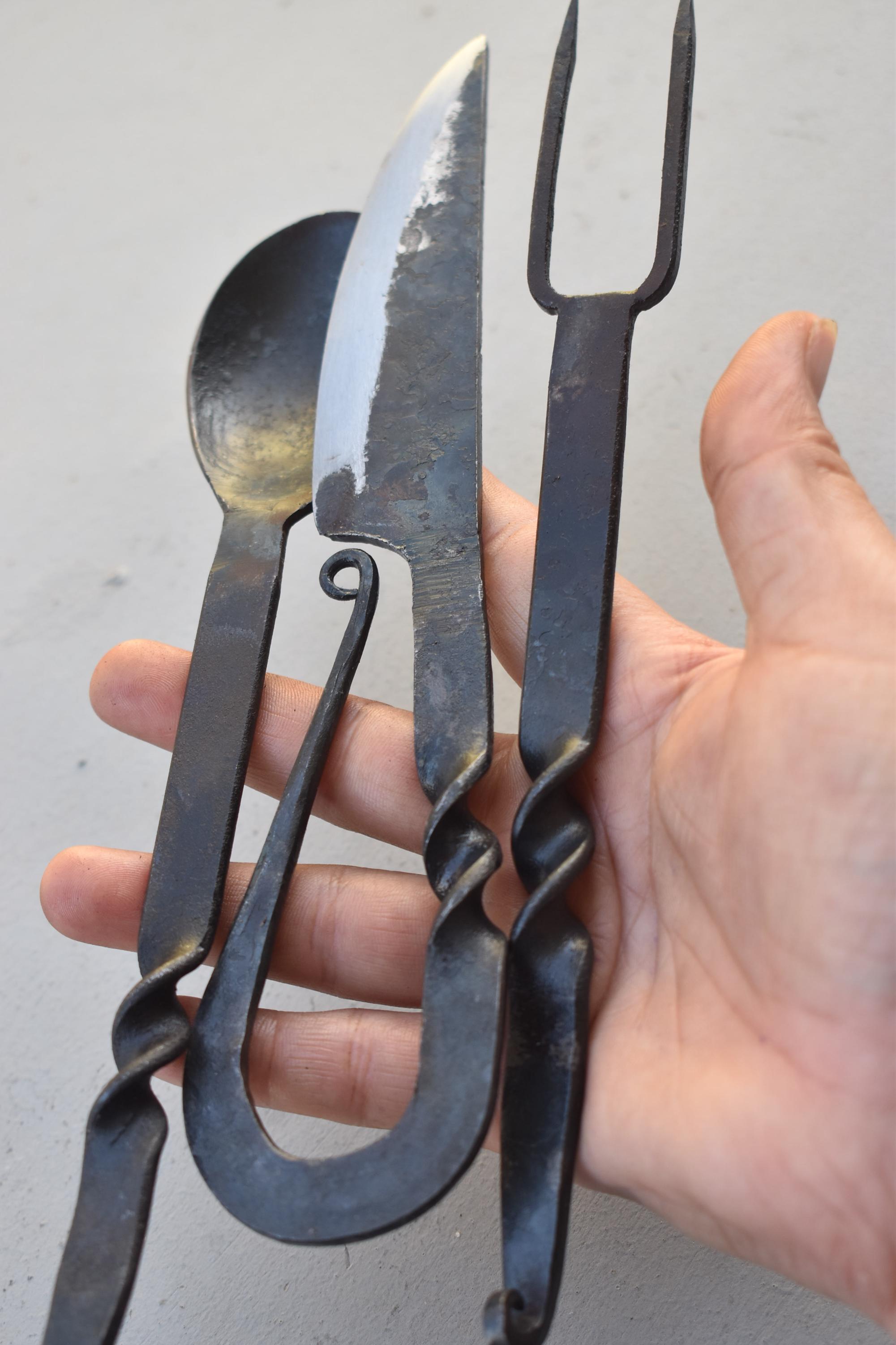 Set Posate Medievali Forgiate A Mano - 4 Pezzi In Acciaio Al Carbonio Cromato - Per Rievocazioni E Campeggio