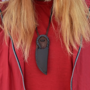 Handgeschmiedetes Mittelalter Taschenmesser mit Lederbezug, Halsmesser mit Lederhalsband-Schnur | Taschenmesser. Bestes Geschenk für Männer / Frauen.