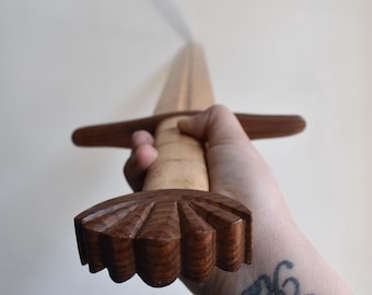 Handgefertigtes Holz-Ritterschwert — Dekoratives Kunstobjekt & Cosplay-Replik