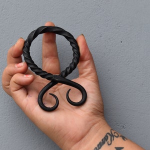 Fivela de cinto de ferro medieval forjada à mão em forma de cruz de troll. Melhor presente para Halloween, Páscoa, despedida de solteira, homens/mulheres.