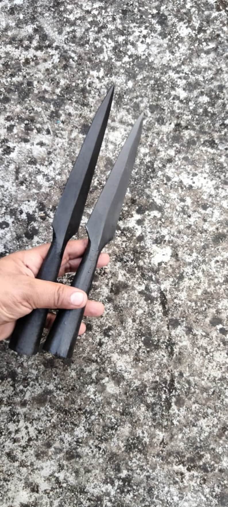 Set med 2 handsmidda dekorativa spjutspetsar i vikingastil – Replika av kolstål bild 3