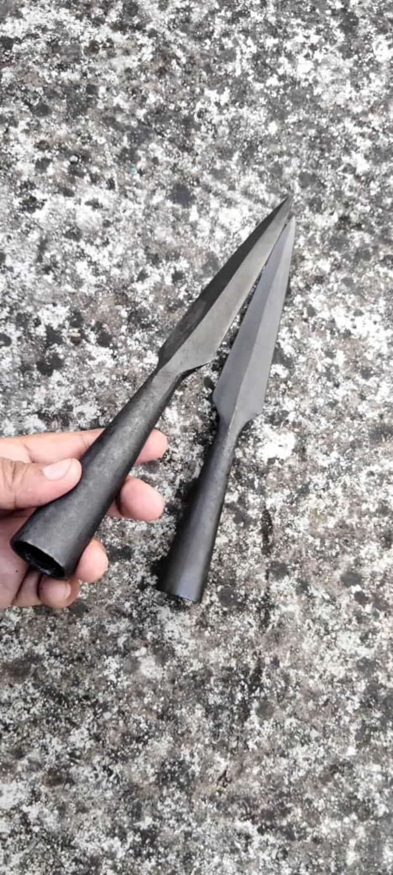 Set med 2 handsmidda dekorativa spjutspetsar i vikingastil – Replika av kolstål bild 2
