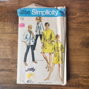Puede incluir: Patrón de costura vintage Simplicity número 8256 para una bata. El patrón es para tallas grandes 42-44. La portada del patrón presenta a tres personas usando batas en amarillo y blanco.