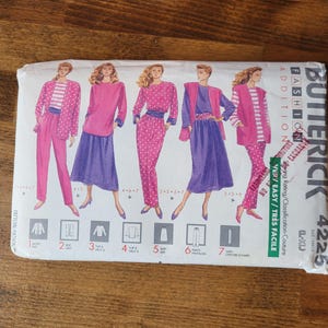 Peut inclure: Un patron de couture pour un haut à pois rose et blanc, un haut à rayures rose et blanc, un haut rose avec une jupe violette, un haut rose avec une jupe violette et un haut rose avec une jupe violette. Le patron est de Butterick et porte le numéro 4225.