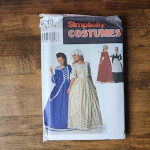Peut inclure: Une pochette de patron de couture Simplicity Costumes, numéro 9713, présentant des illustrations de robes de style historique. La couverture montre une robe bleue avec laçage blanc, une robe jaune à fleurs, une robe rouge et une tenue noire et blanche.