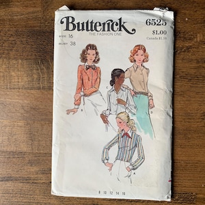 Peut inclure: Patron de couture Butterick vintage 6525, avec des illustrations de chemisiers pour femmes. Le patron comprend les tailles 8-16, avec un tour de poitrine de 96,5 cm. La couverture affiche le logo Butterick et le texte "THE FASHION ONE".