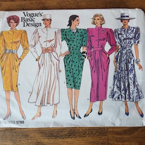 Peut inclure: Un patron de couture vintage de Vogue's Basic Design, présentant cinq modèles de robes différents. Le numéro du patron est 1796.