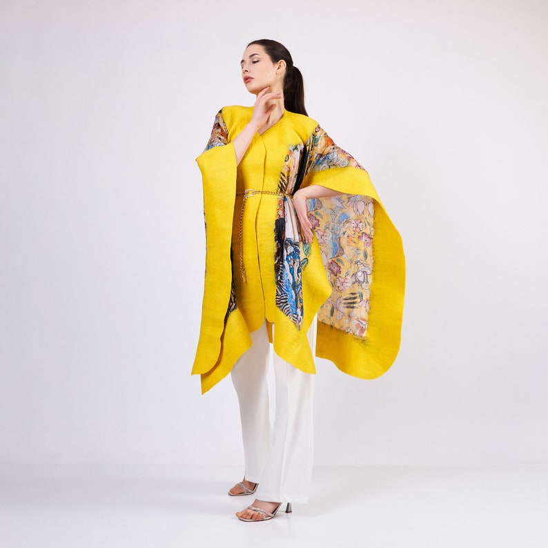 Handmade Silk Felted Women Poncho Yellow Gustav Klimt Lady with Fan Plus Size Luxury Wool Poncho Oversized Cardigan imagem 1