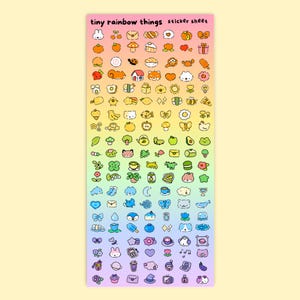 Puede incluir: Una hoja de pegatinas con un fondo degradado de arcoíris que presenta numerosas ilustraciones pequeñas y coloridas dibujadas a mano. Las pegatinas incluyen alimentos, animales y otros objetos lindos. El texto "tiny rainbow things sticker sheet" está en la parte superior.