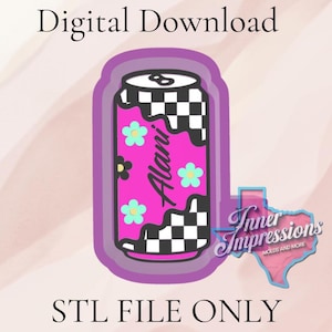 Puede incluir: Un diseño de lata de refresco rosa con un patrón de cuadros blancos y negros y el nombre "Alani" en escritura blanca. El diseño incluye flores azules y negras. También están presentes las palabras "Digital Download" y "STL FILE ONLY".