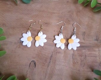 Earrings in the shape of half-daisies in polymer clay - Handmade