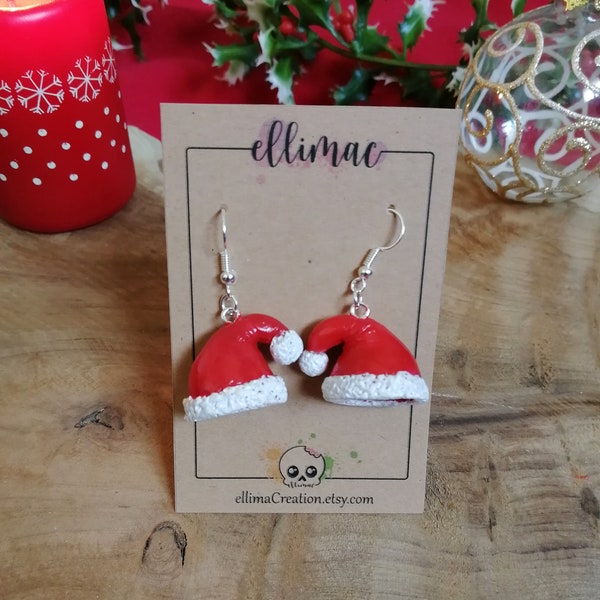 Boucles d'oreilles pendantes faites à la main en forme bonnet de Noël en pâte polymère