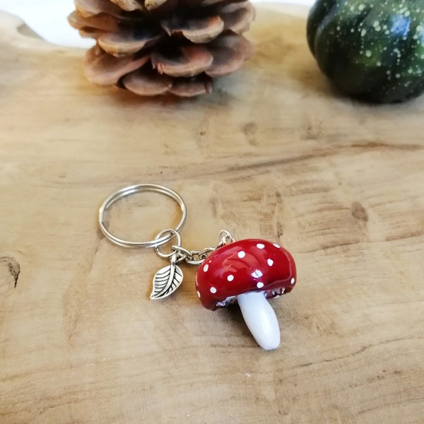 Porte-clés en forme de champignon fait à la main style amanite tue-mouches en pâte polymère et breloque feuille