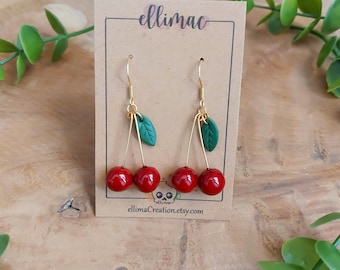 Boucles d'oreilles pendantes cerises et petite feuille verte en pâte polymère faites à la main