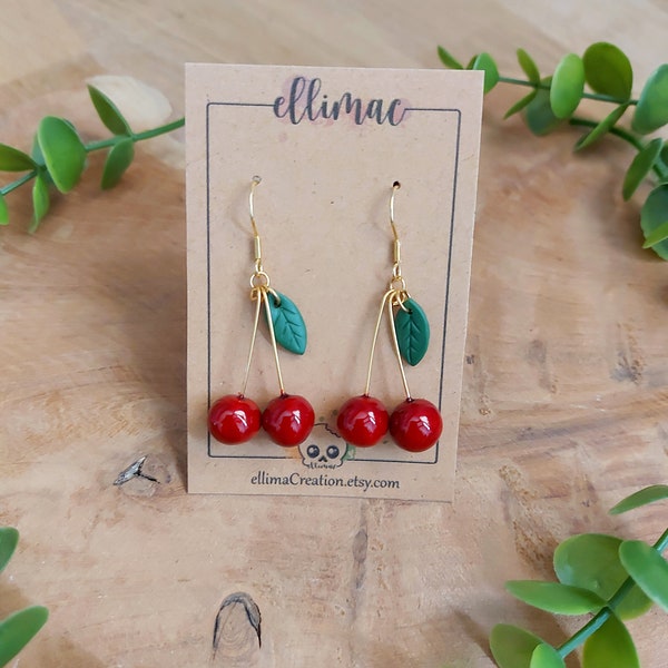 Boucles d'oreilles pendantes cerises et petite feuille verte en pâte polymère faites à la main