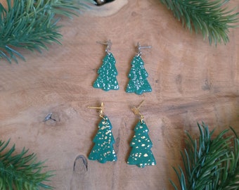 Boucles d'oreilles en forme de sapins de Noël en pâte polymère et feuilles d'or, feuilles d'argent - Fait main