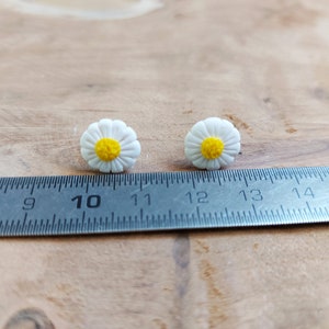 Boucles d'oreilles, puces, marguerites en pâte polymère Fait main image 9