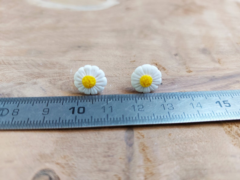 Boucles d'oreilles, puces, marguerites en pâte polymère Fait main image 9