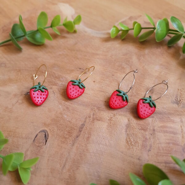 Boucles d'oreilles fraises en pâte polymère et acier inoxydable - Fait main