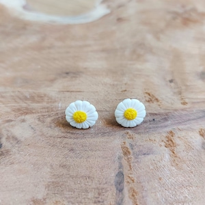 Boucles d'oreilles, puces, marguerites en pâte polymère Fait main image 5