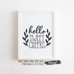 Hello Sweet Cheeks Arte de parede de banheiro para impressão e arquivos cortados SVG JPEG PDF Png, sinal de boas-vindas engraçado em vários tamanhos para impressão, decoração de parede de banheiro
