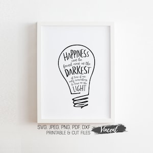 La felicidad se puede encontrar incluso en el tiempo más oscuro Arte de pared imprimible JPEG PNG Pdf & SVG Archivos cortados Cricut, decoración divertida del letrero de la pared del baño