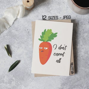 Könnte beinhalten: Eine weiße Karte mit einer Cartoon-Karotte mit einem Gesicht und dem Text "I don't carrot all". Die Karte liegt auf einem braunen Hintergrund.